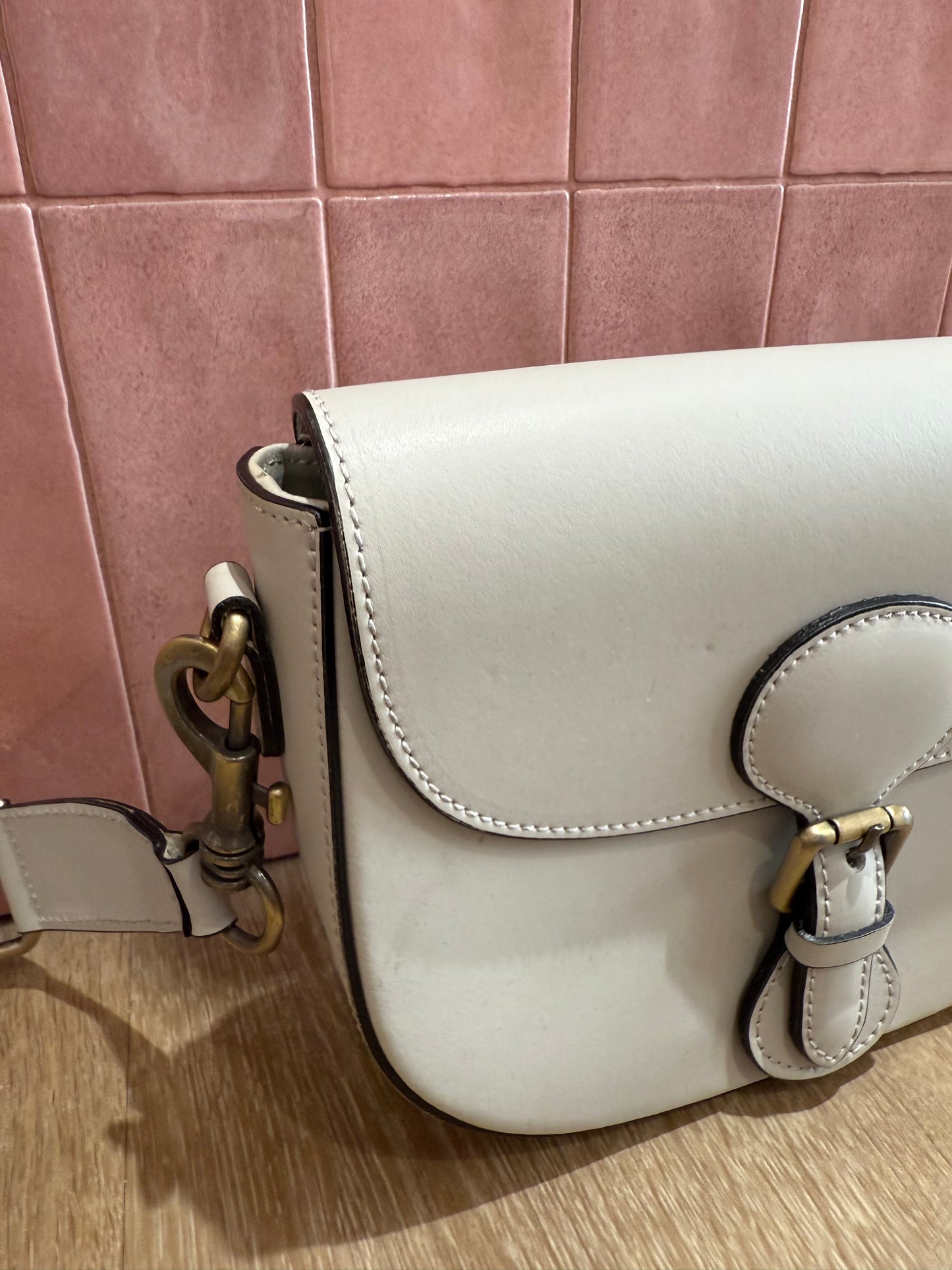 Sac gris en cuir