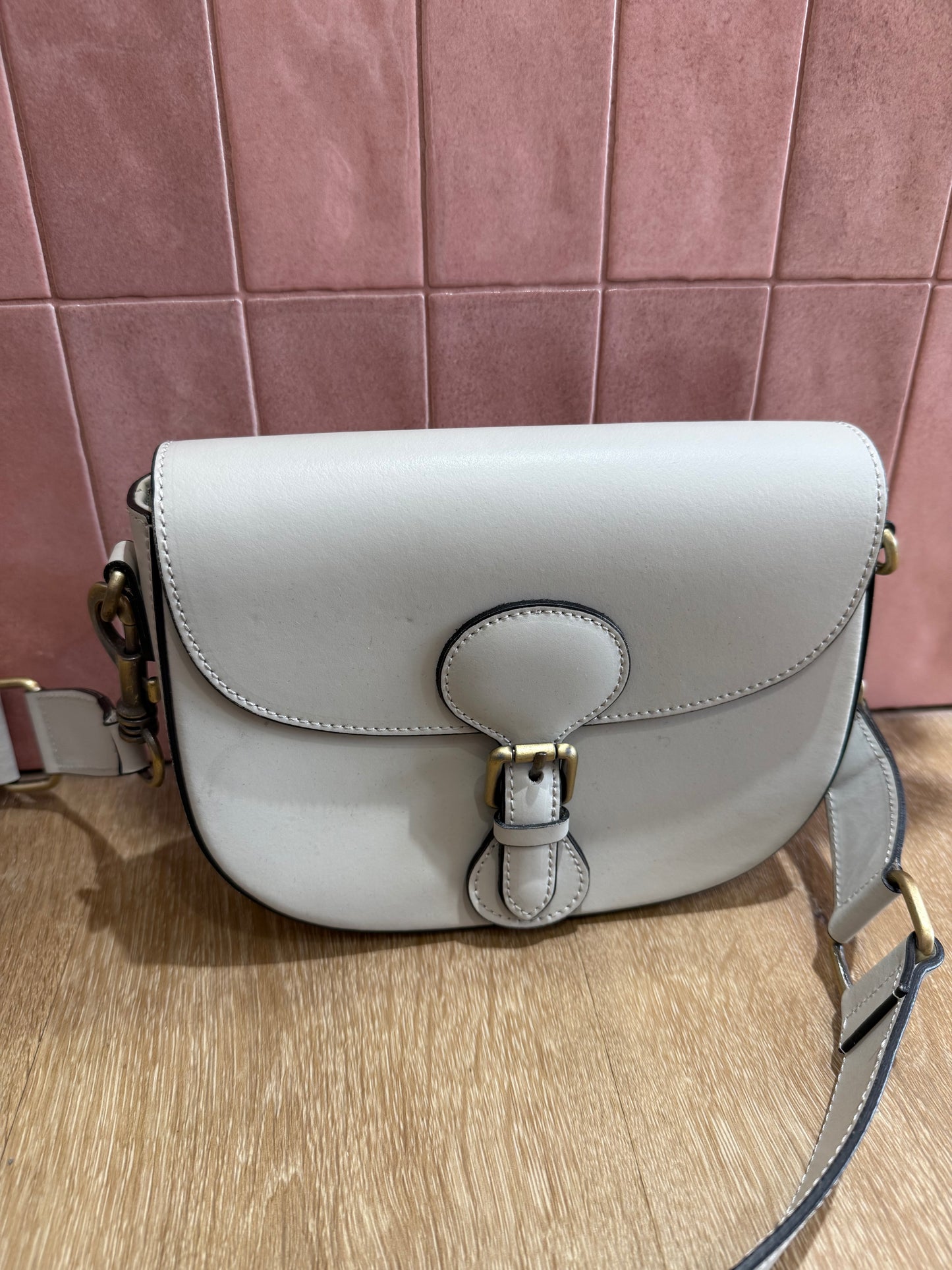 Sac gris en cuir