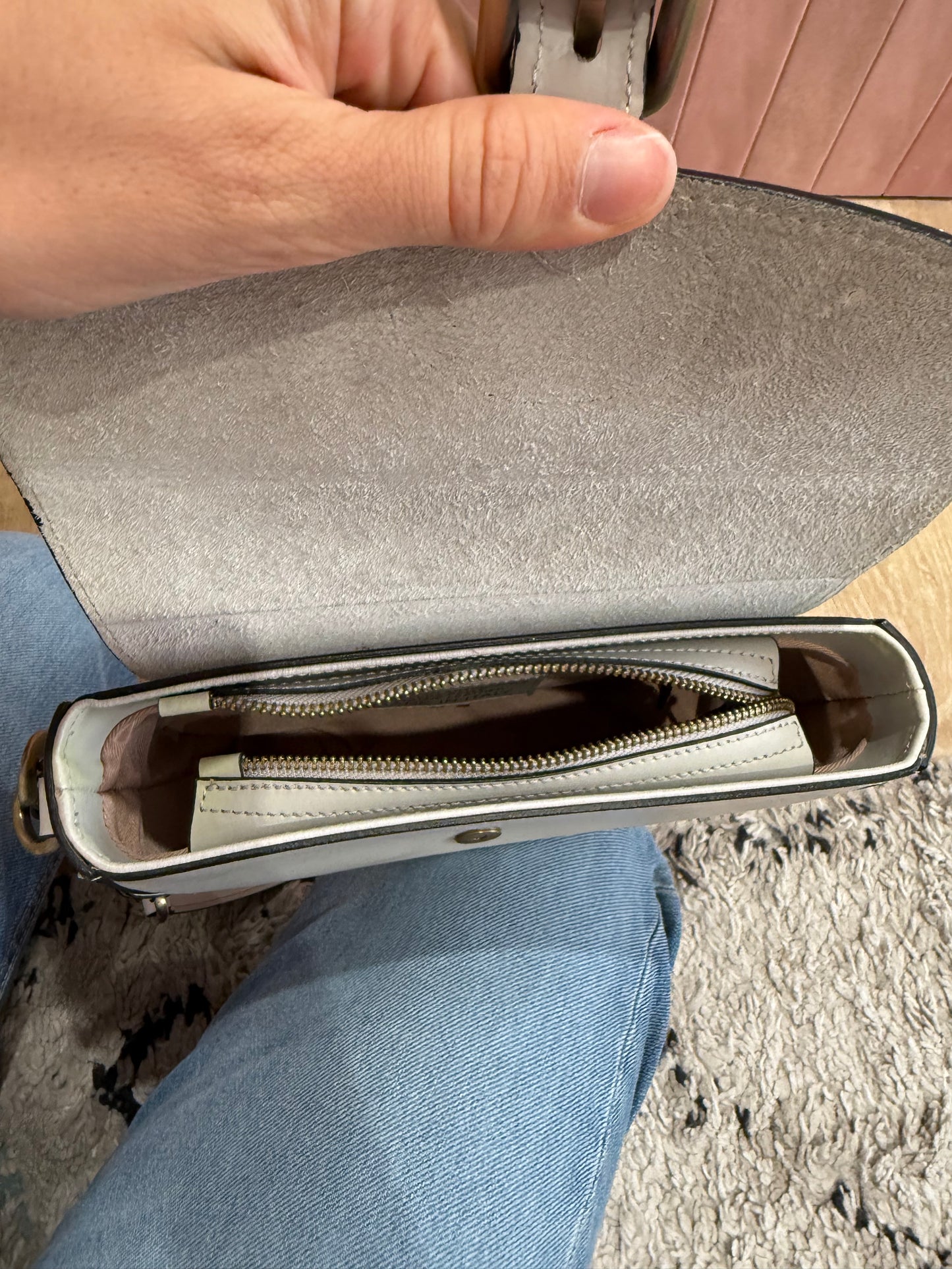 Sac gris en cuir