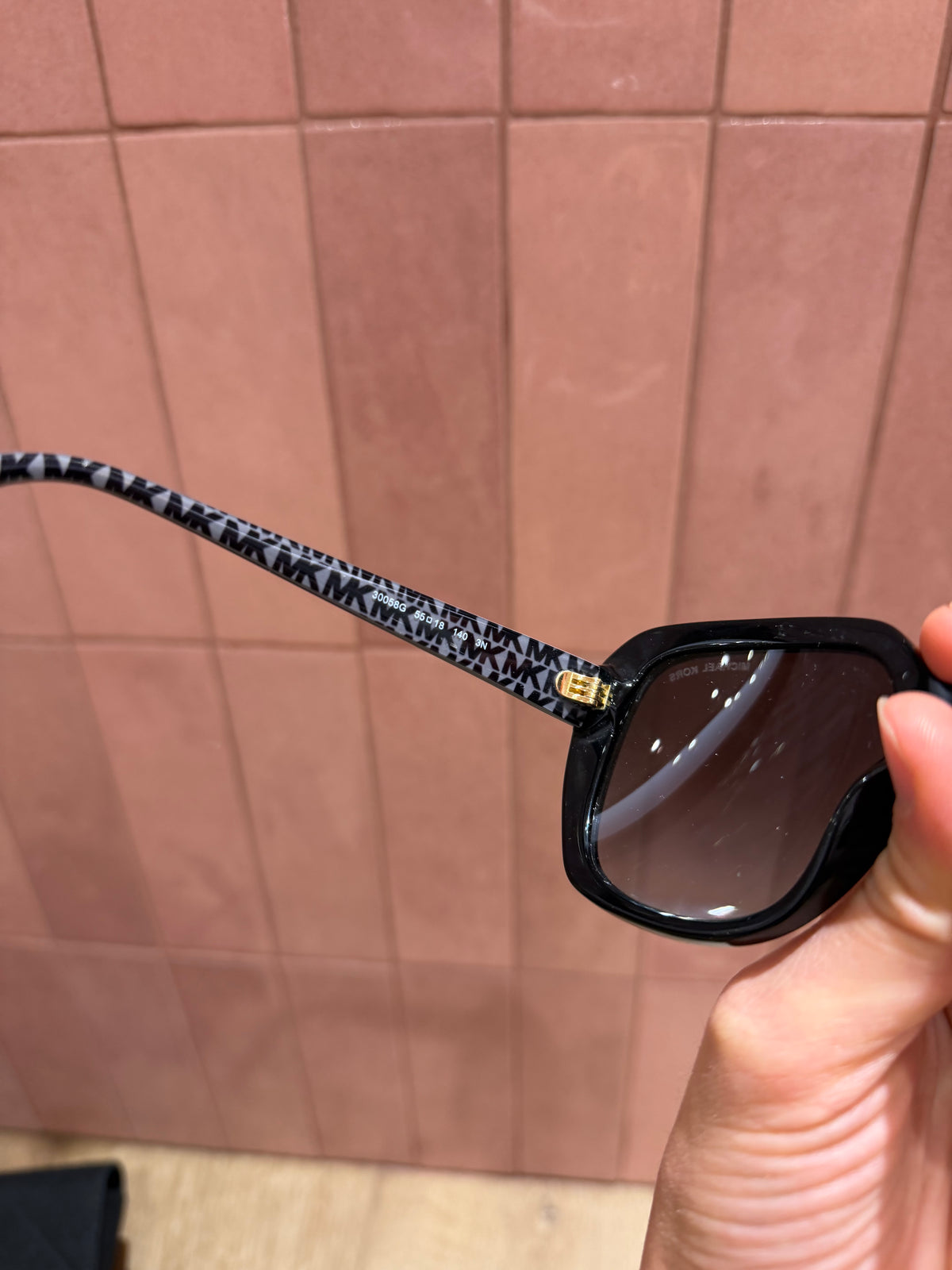 Lunettes noires Michael Kors, grand format 14/10