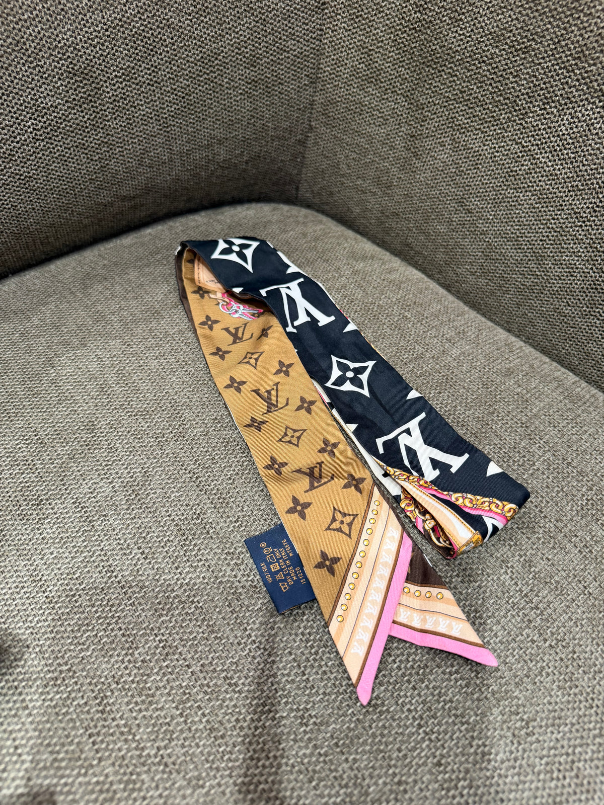 Foulard monogramme rose et marron Louis Vuitton 20/09