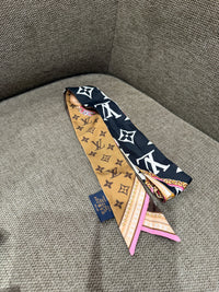 Foulard monogramme rose et marron Louis Vuitton 20/09