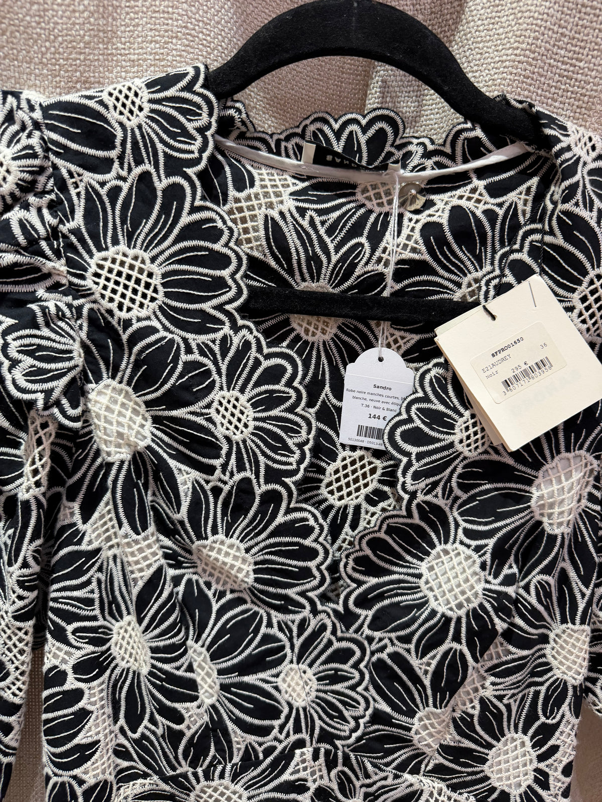 Sandro - Robe noire manches courtes, broderie blanche, neuve avec étiquette - T.36 03/09
