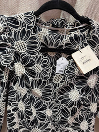 Sandro - Robe noire manches courtes, broderie blanche, neuve avec étiquette - T.36 03/09