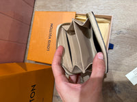 Portefeuille Louis Vuitton beige en cuir vernis 09/10