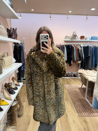 Veste en fourrure marron motif zèbre IKKS T.S 20/09