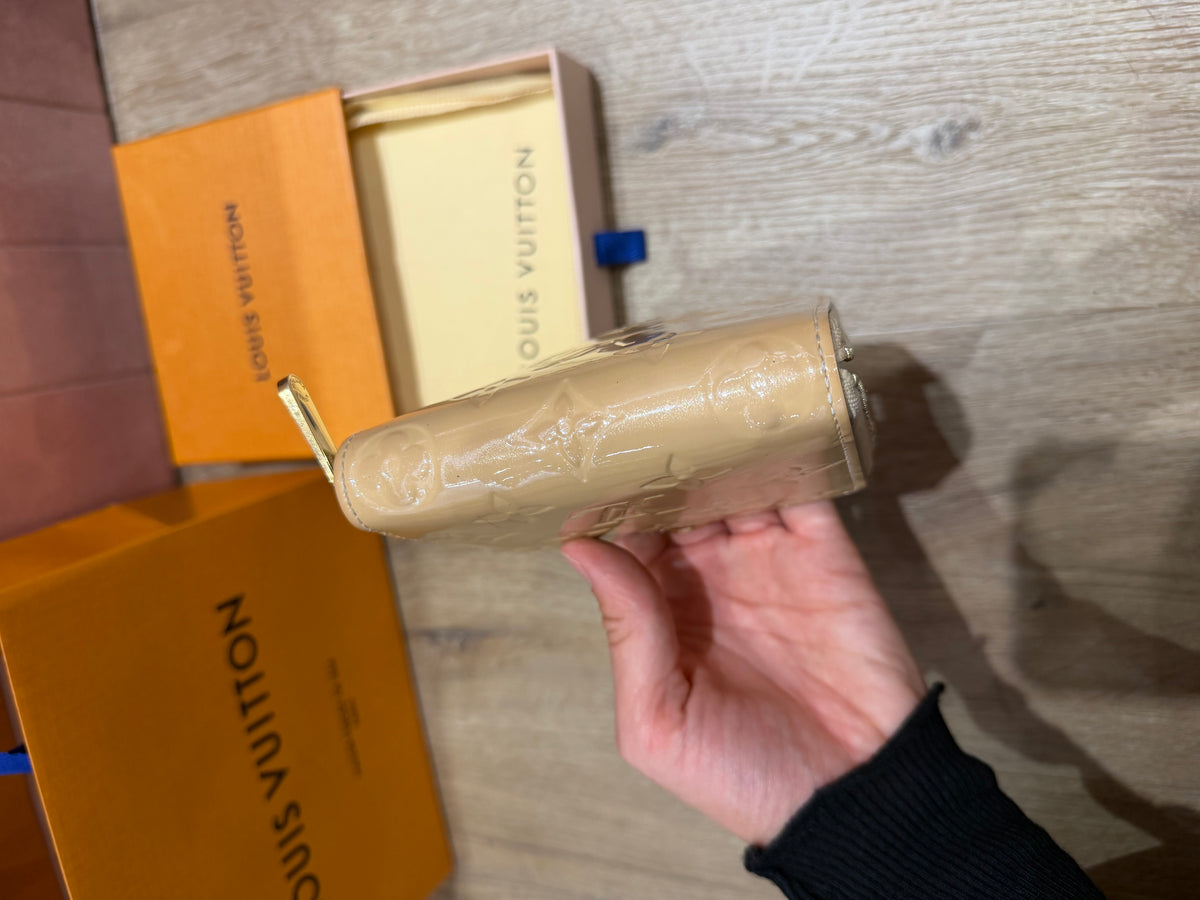 Portefeuille Louis Vuitton beige en cuir vernis 09/10