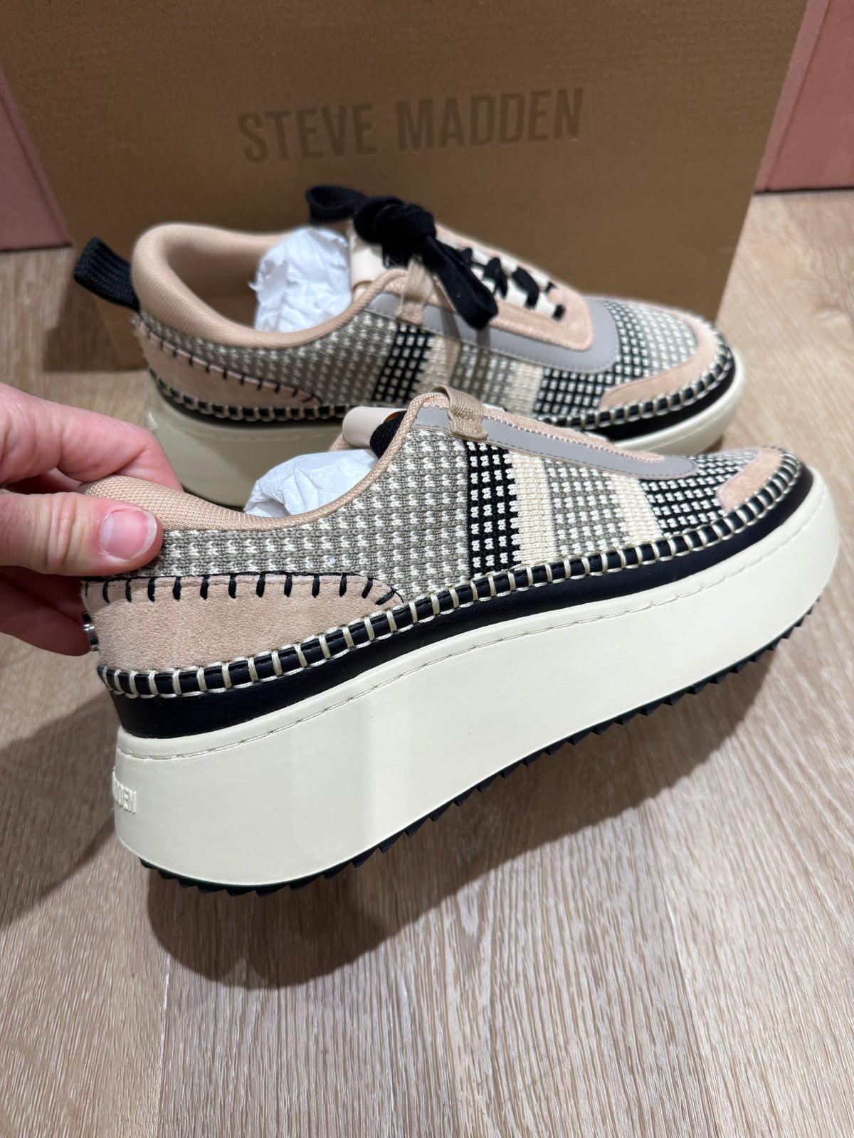 Baskets steve madden beige T.40