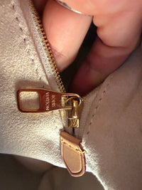 Louis Vuitton cuir Épi rouge doc MM