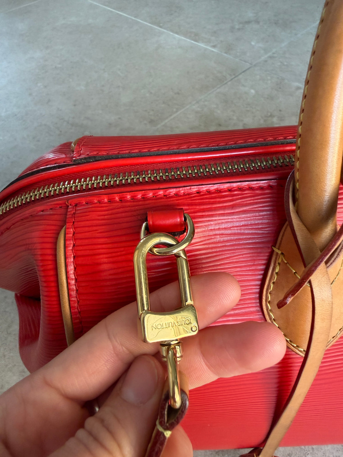 Louis Vuitton cuir Épi rouge doc MM