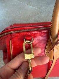 Louis Vuitton cuir Épi rouge doc MM