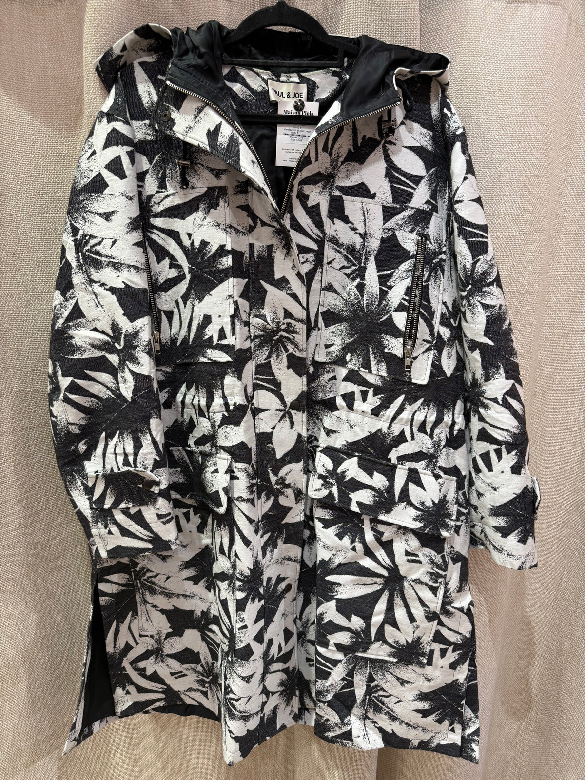 Manteau noir et blanc motif feuille T.L