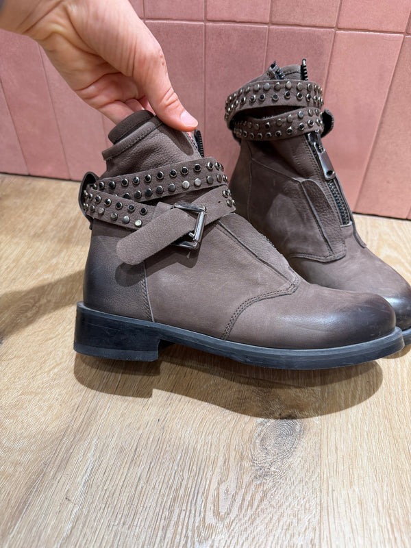 Bottines taupe à clous requins T.36