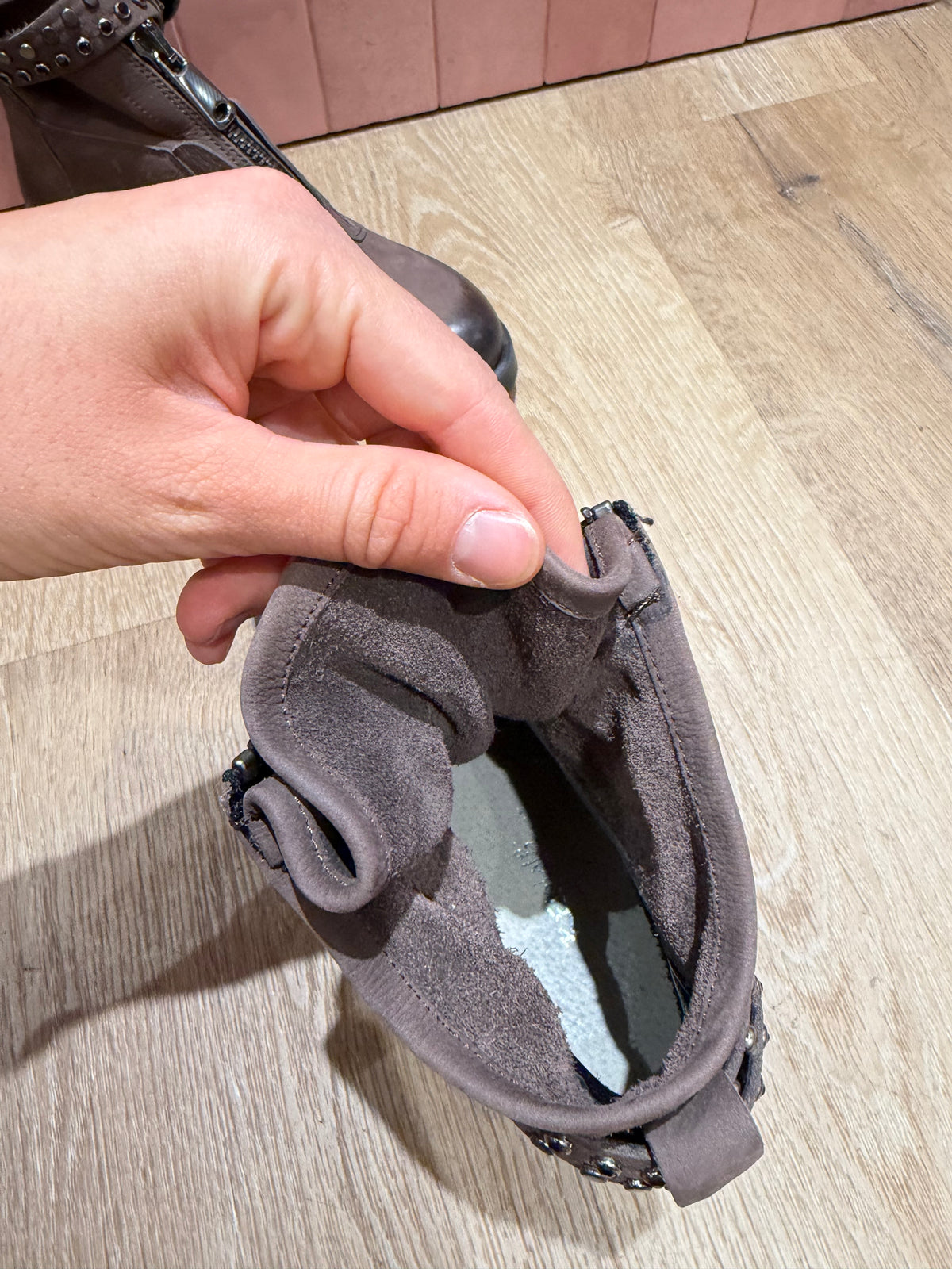 Bottines taupe à clous requins T.36