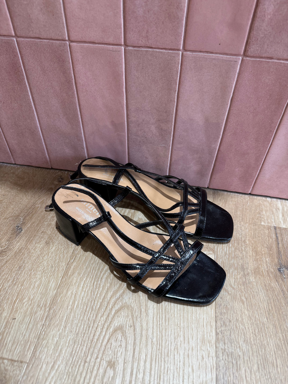 Sandales noires brillantes Minelli T.37