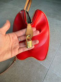 Louis Vuitton cuir Épi rouge doc MM