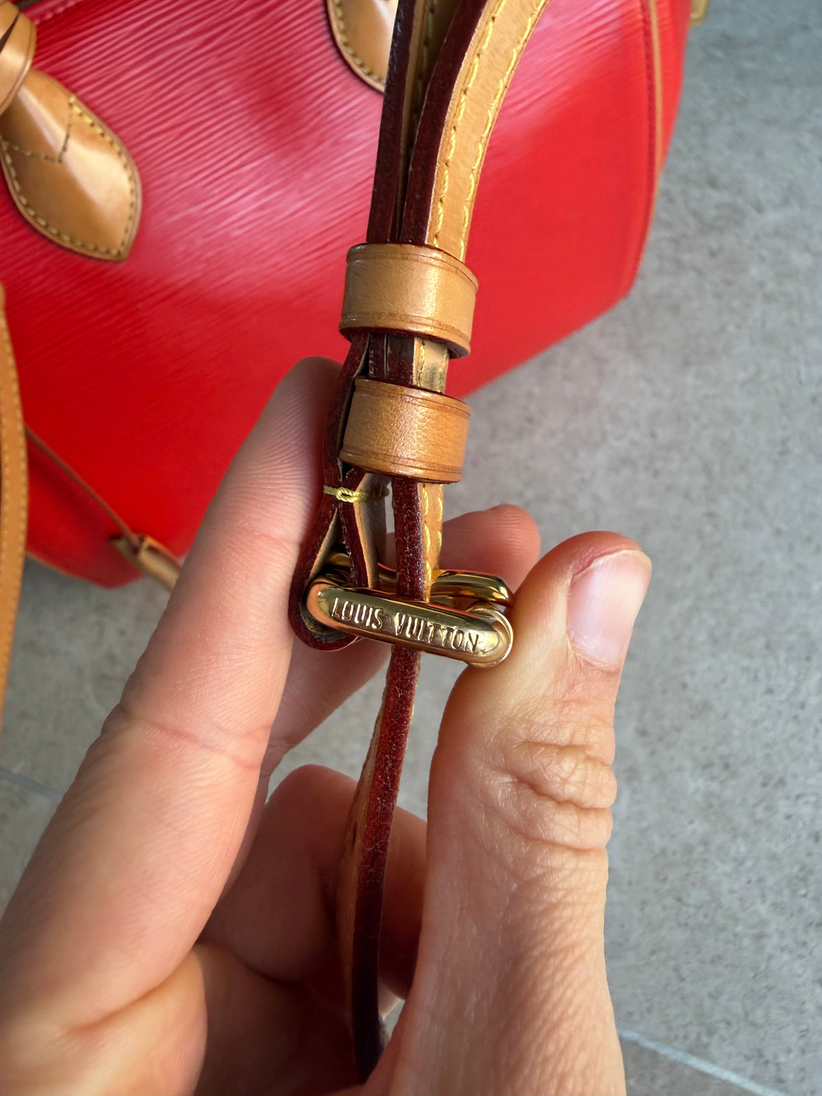 Louis Vuitton cuir Épi rouge doc MM