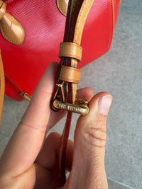 Louis Vuitton cuir Épi rouge doc MM