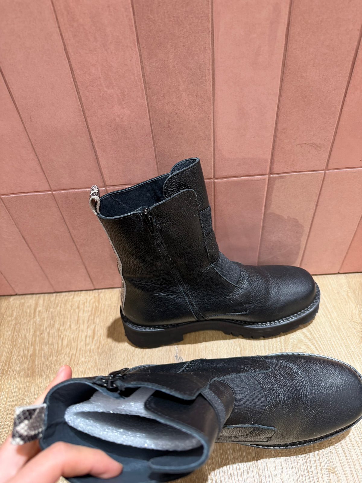 Bottines noires « Requins » T.40 14/10