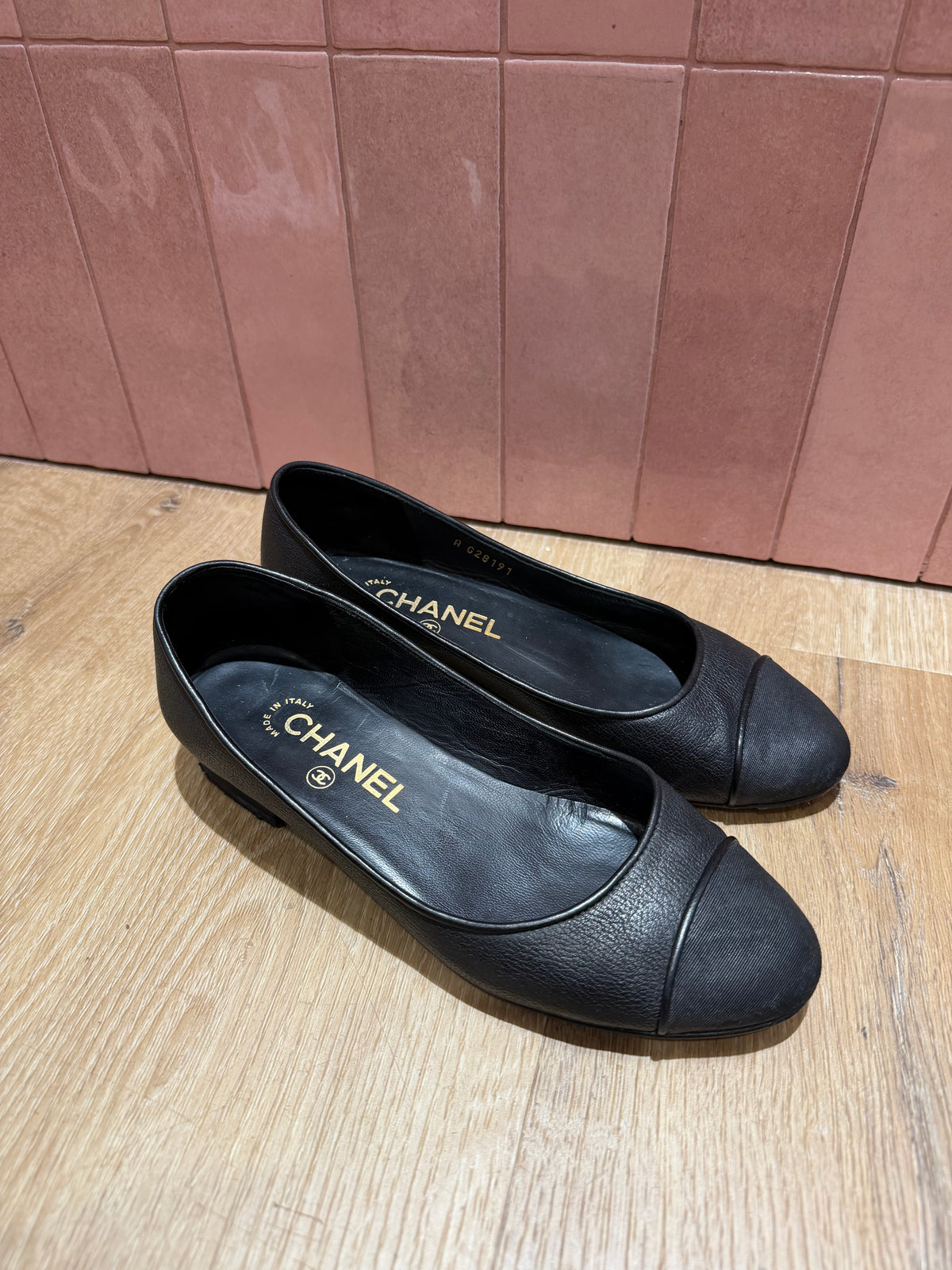 Ballerines noires Chanel, détail logo - T.36 13/09