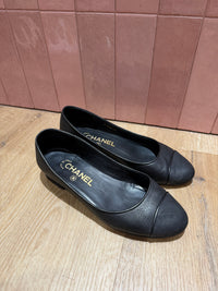 Ballerines noires Chanel, détail logo - T.36 13/09