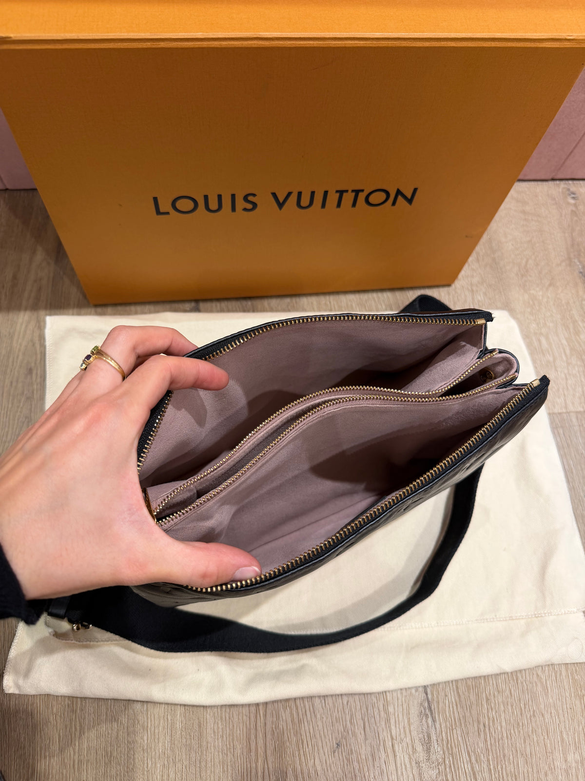 Louis Vuitton sac Coussin PM noir 09/10
