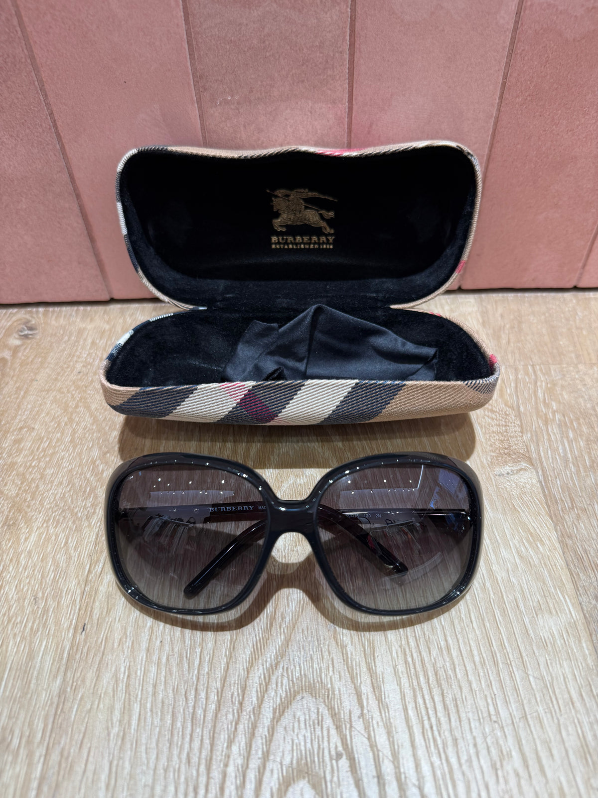 Lunettes de soleil rondes noires Burberry + étui