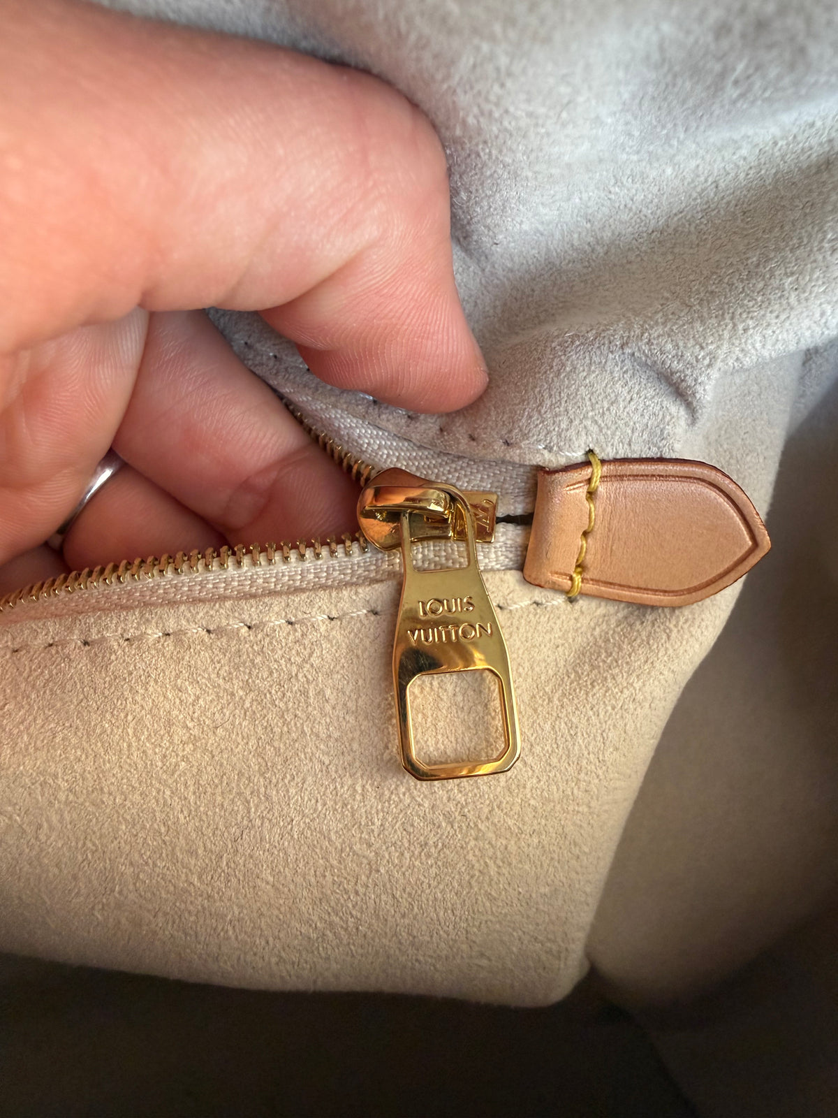 Louis Vuitton cuir Épi rouge doc MM