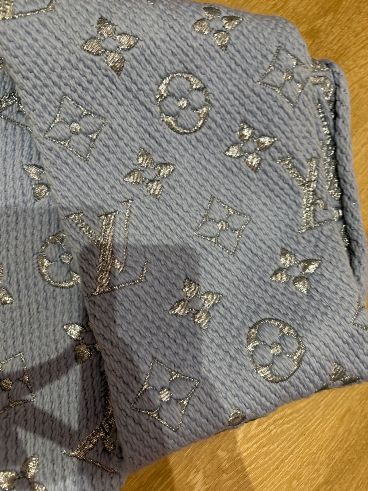 Écharpe bleu ciel Louis Vuitton 06/10