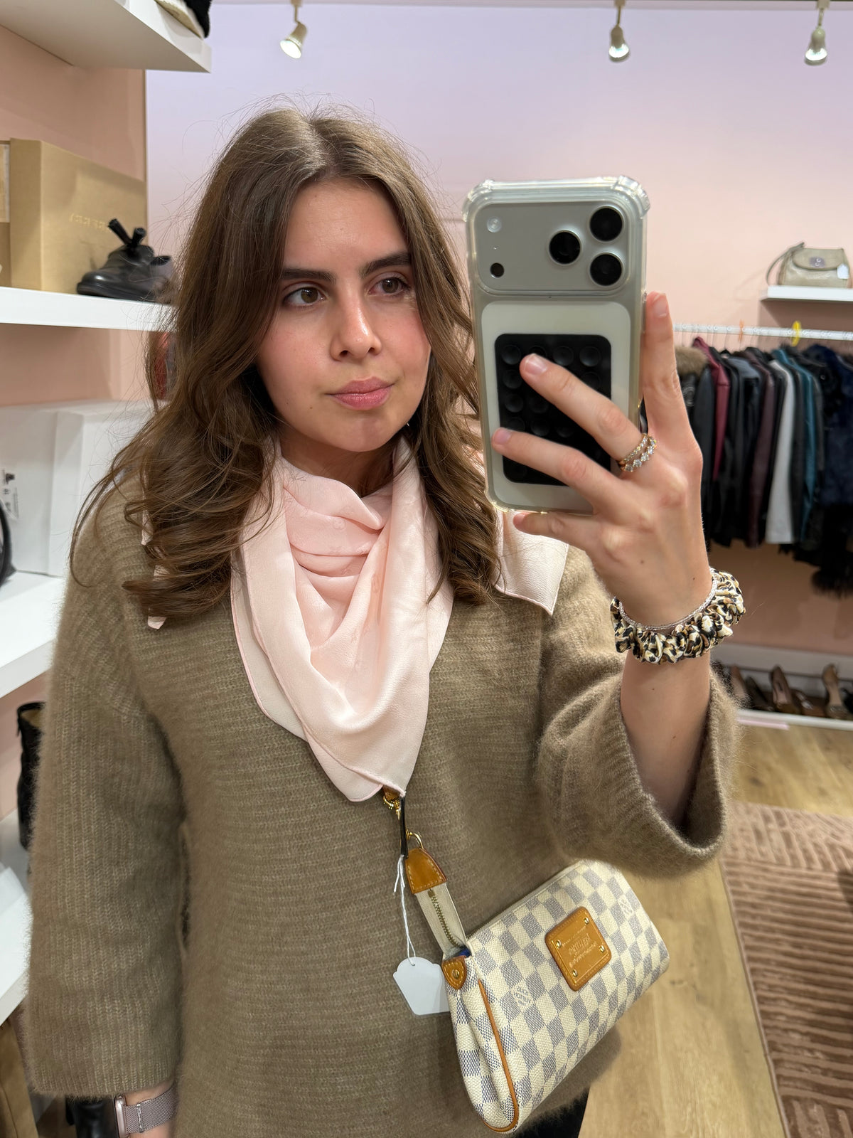 Foulard rose en soie Louis Vuitton - 90x 90 cm 29/09