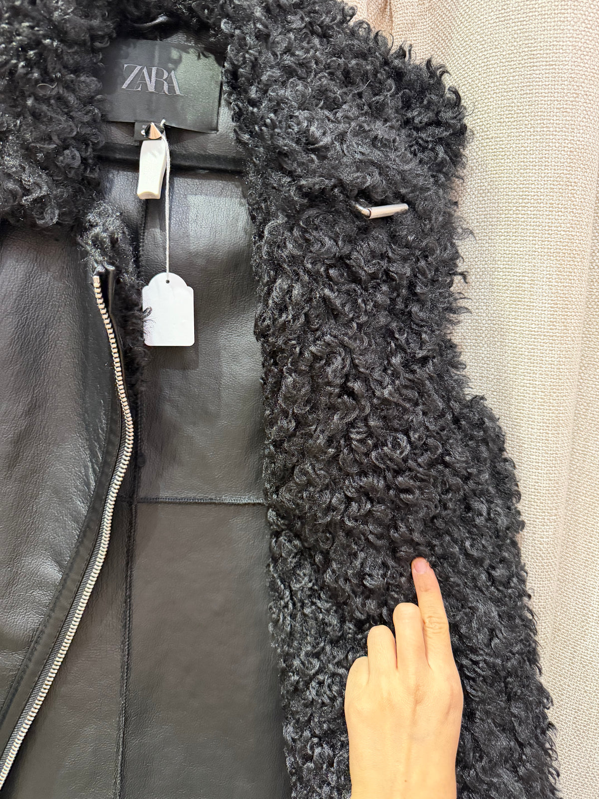 Veste sans manches noire à froufrous Zara T.S 27/09