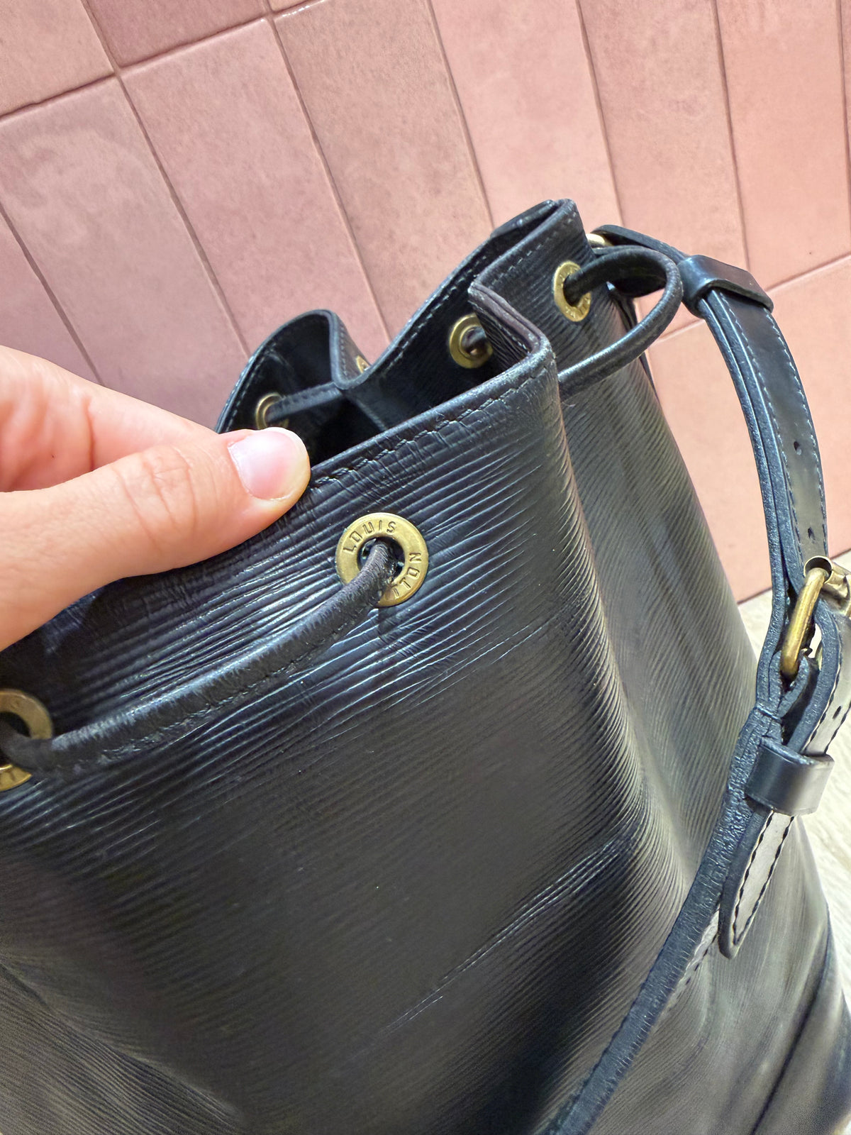 Sac Noé Louis Vuitton cuir épi noir 07/08