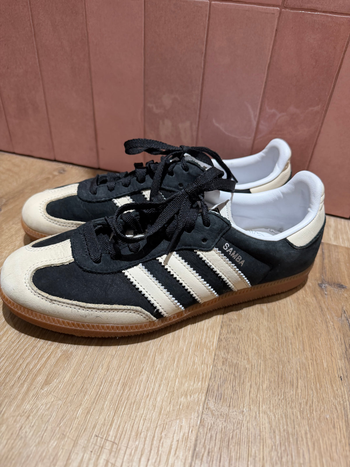 Baskets noires et beiges Adidas Samba T.40 14/10