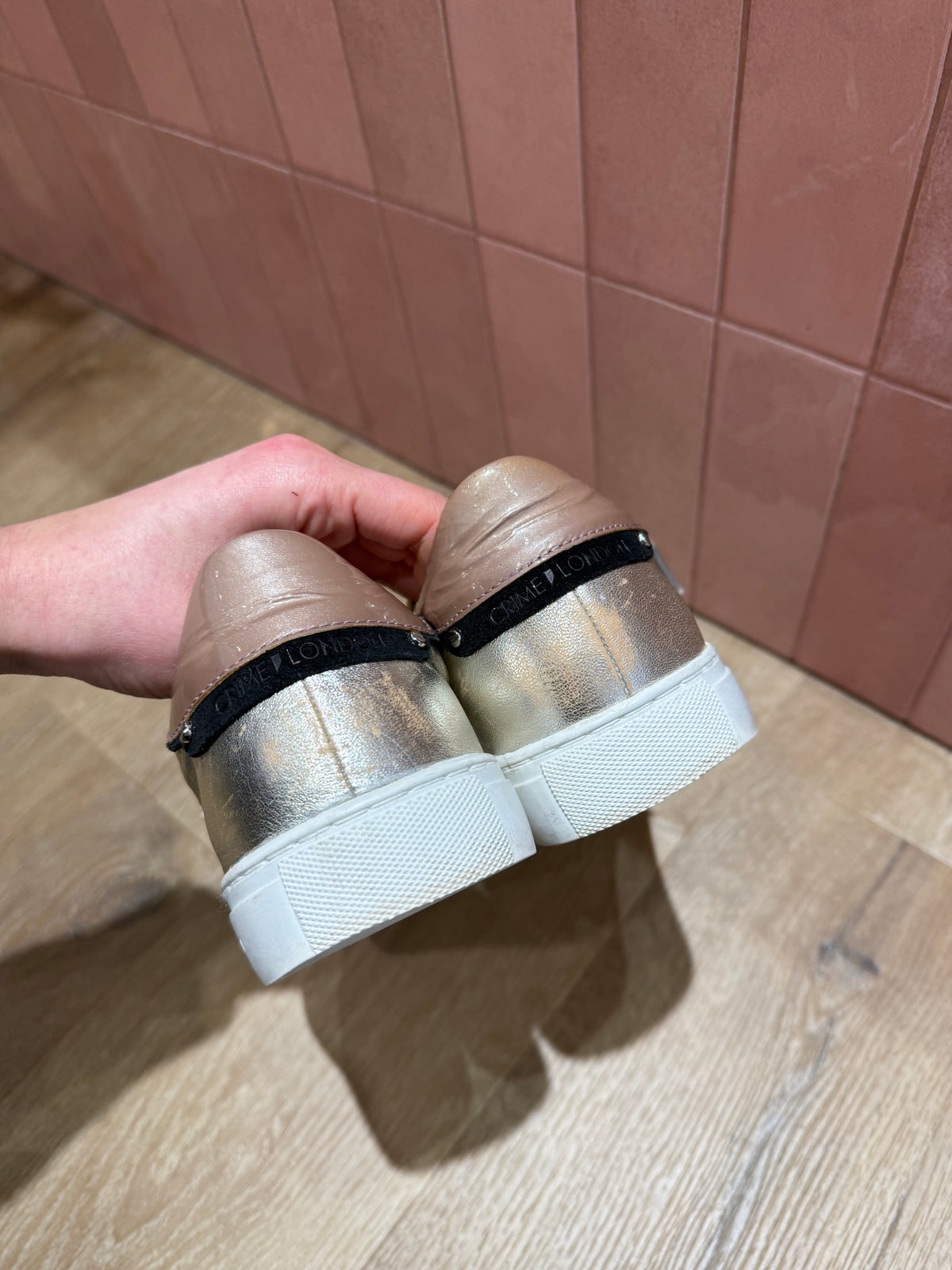 Baskets beige et cuir doré Crime London T.39