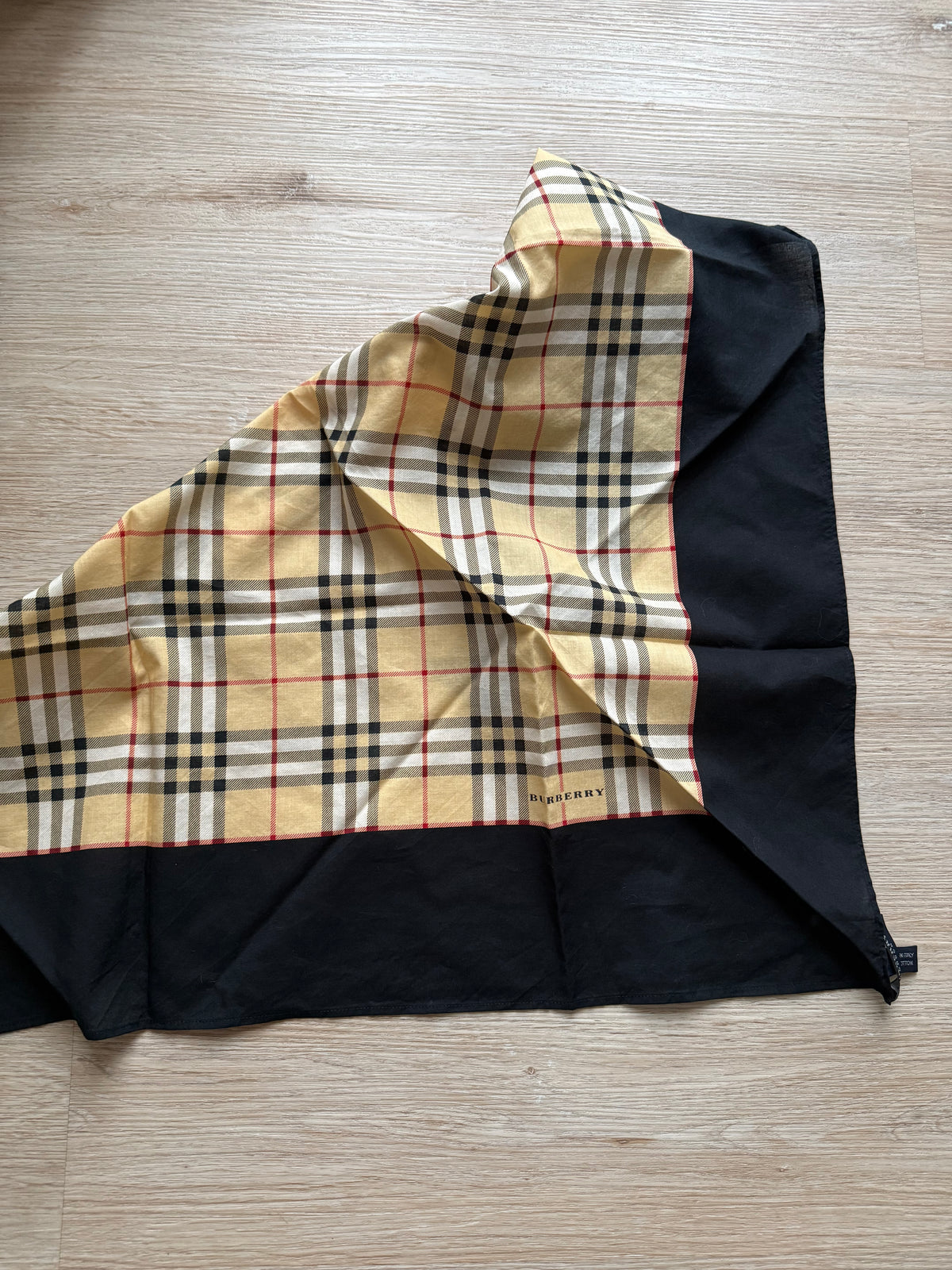 Foulard Burberry triangle en coton