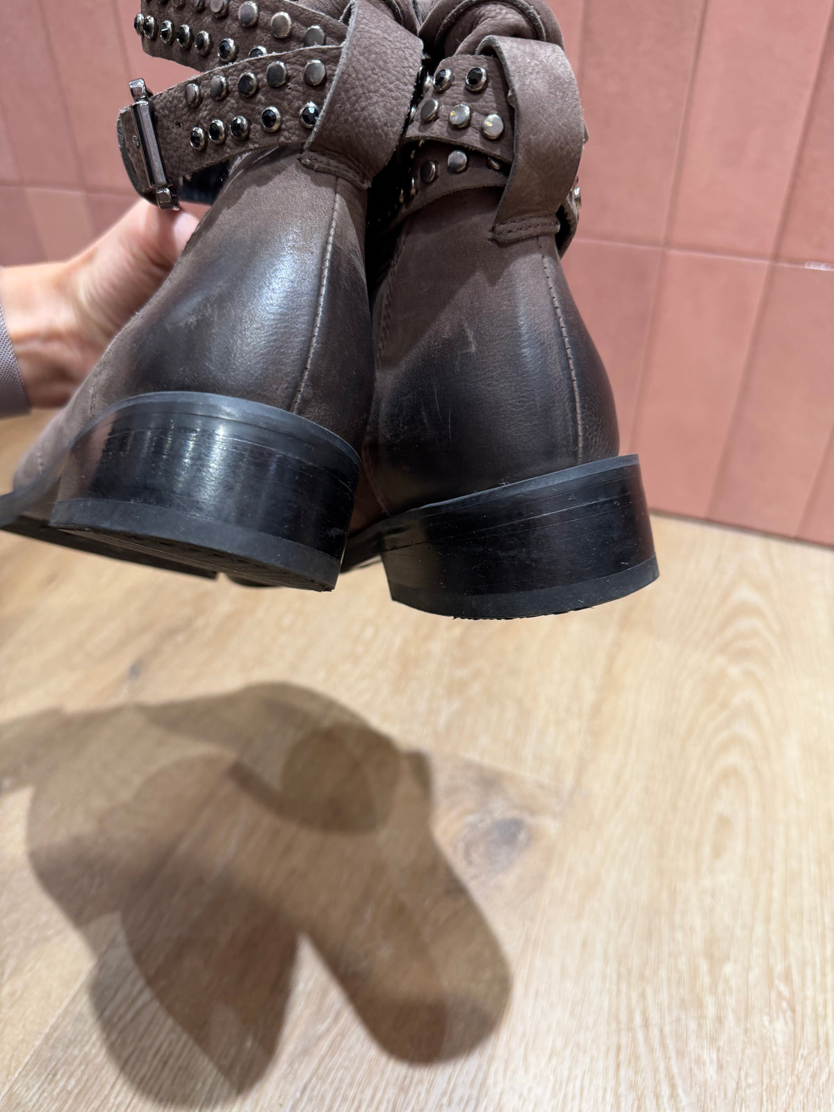 Bottines taupe à clous requins T.36