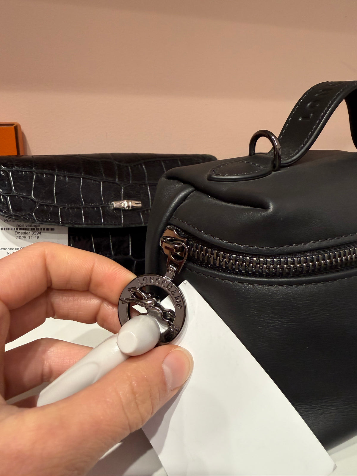 grande pochette noir longchamp doublure grise cuir