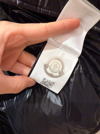 Doudoune noire à inscription Moncler – XS (taille grand) 19/10
