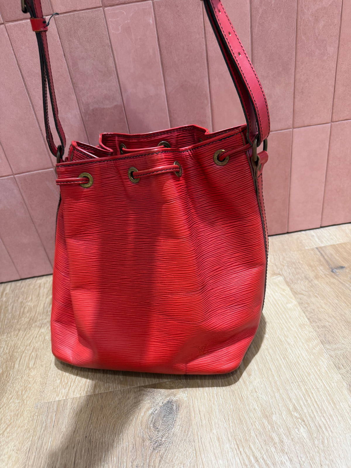 sac noé Louis vuitton cuir epi rouge PM 28/08