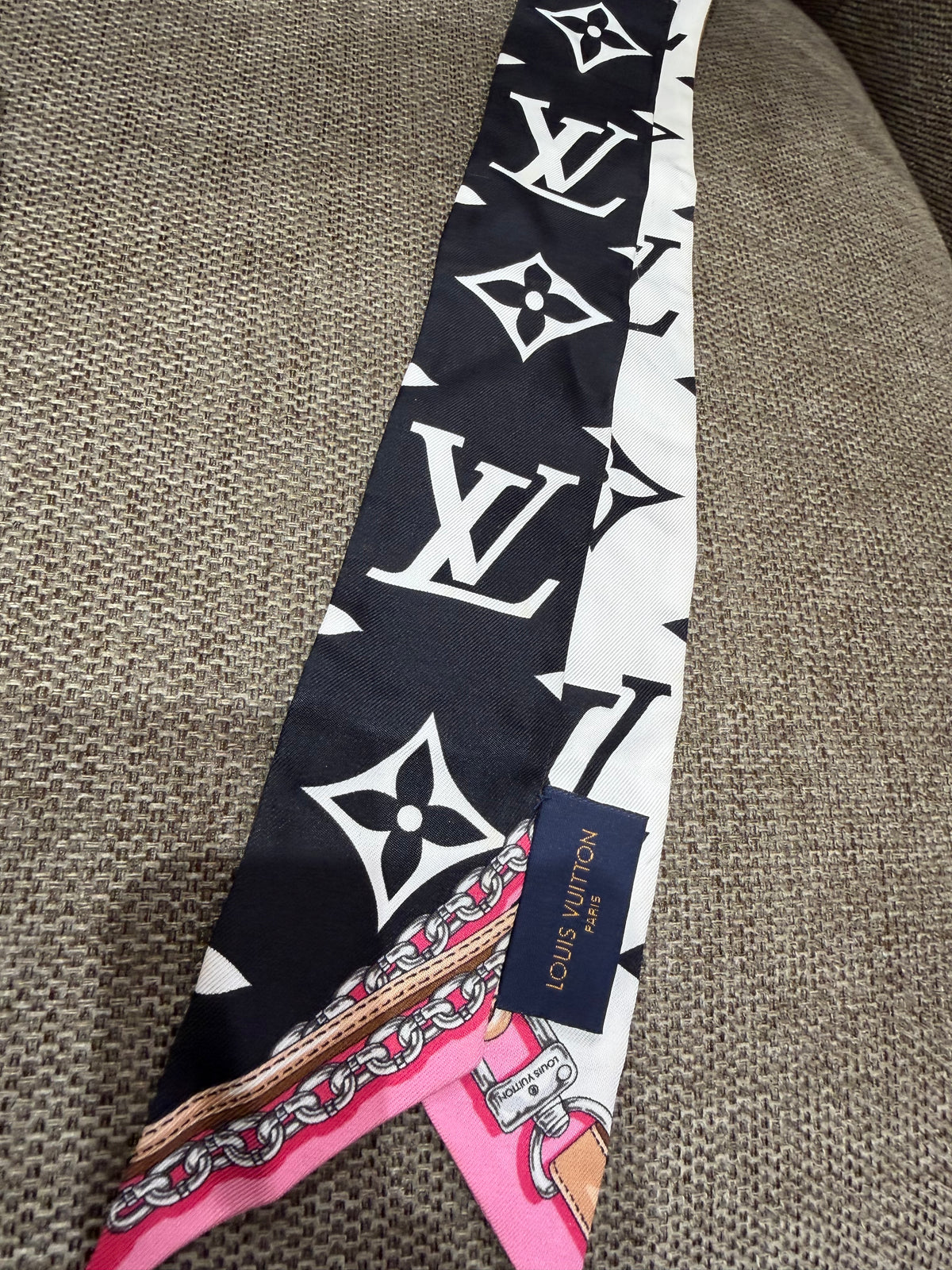 Foulard monogramme rose et marron Louis Vuitton 20/09
