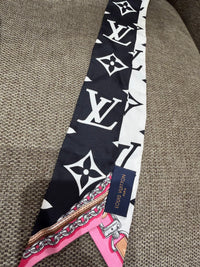 Foulard monogramme rose et marron Louis Vuitton 20/09
