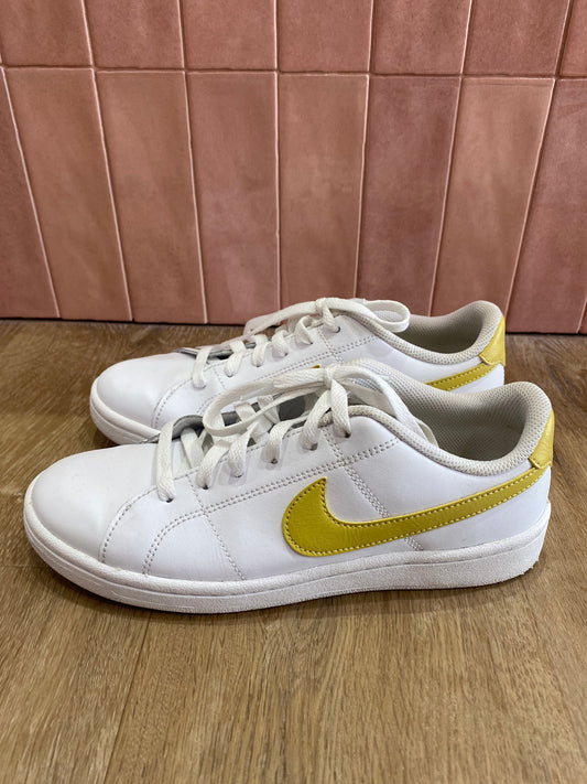 Baskets Nike T.39