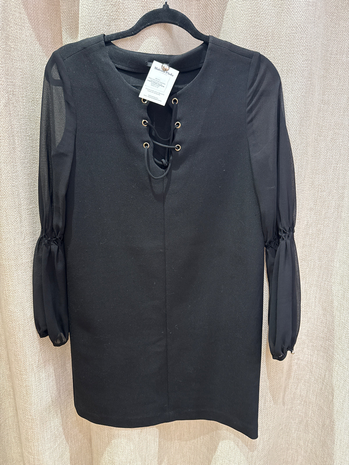 Robe noire droite manches transparentes T.36