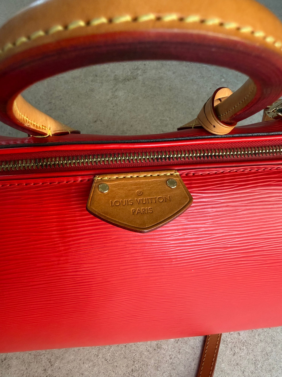 Louis Vuitton cuir Épi rouge doc MM
