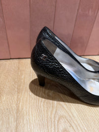 Escarpins noirs à talons Chanel, motif cuir - T.36 13/09
