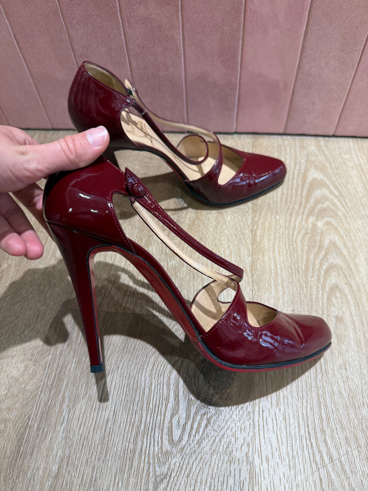 Louboutin rouge T.39.5 chaussures 02/06