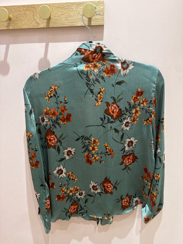 Chemise satinée Zara verte à fleurs rouges T.L