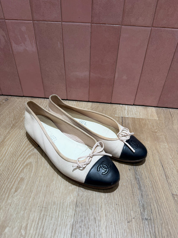 Ballerines beige, détail noir à l’avant, Chanel - T.36 13/09