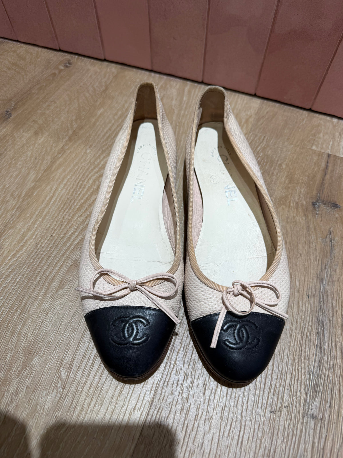 Ballerines beige, détail noir à l’avant, Chanel - T.36 13/09