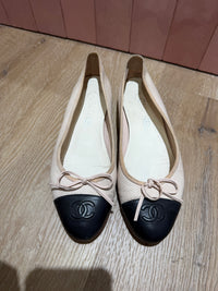 Ballerines beige, détail noir à l’avant, Chanel - T.36 13/09
